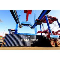 2999_0938 Ein Portalhubwagen nimmt den Container für den Weitertransport auf. | Container Terminal Burchardkai CTB